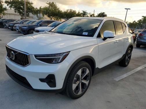 2024 Volvo XC40 B5 Plus Bright Theme