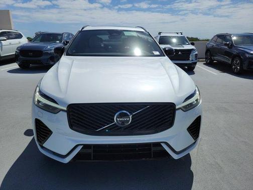 Crystal White Metallic 2026 Volvo XC60 B5 Plus