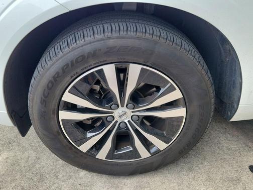 Crystal White 2024 Volvo XC60 B5 Core
