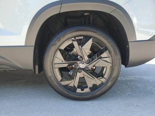 2025 Volkswagen Taos 1.5T SE Black