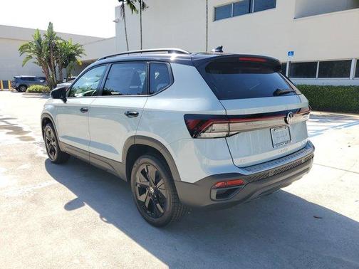 2025 Volkswagen Taos 1.5T SE Black