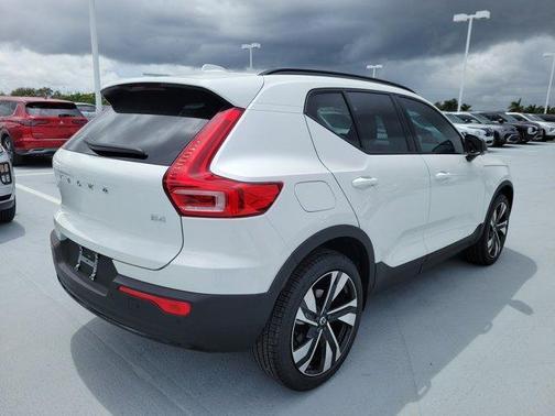 2026 Volvo XC40 B4 Plus