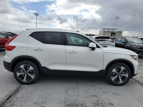 2025 Volvo XC40 B5 Core Bright Theme