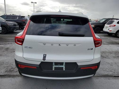 2025 Volvo XC40 B5 Core Bright Theme