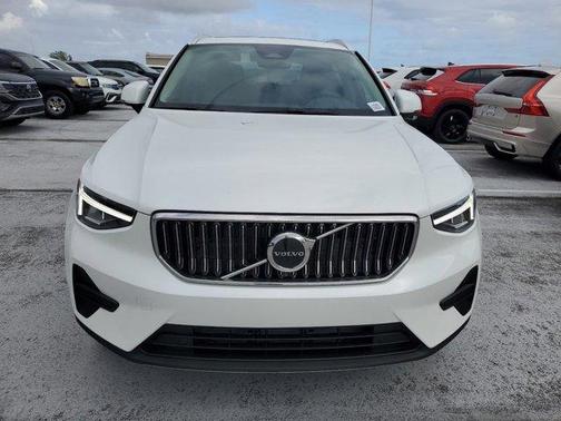 2025 Volvo XC40 B5 Core Bright Theme