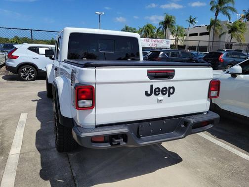 Bright White Clearcoat 2025 Jeep Gladiator Sport