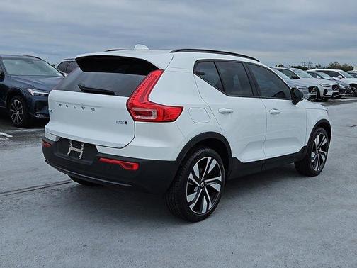 2025 Volvo XC40 B5 Plus Dark Theme