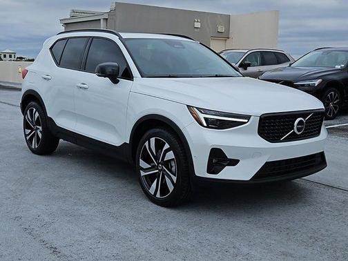 2025 Volvo XC40 B5 Plus Dark Theme