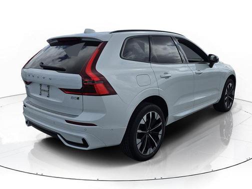 Crystal White Metallic 2026 Volvo XC60 B5 Plus