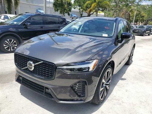 2024 Volvo XC60 B5 Plus Dark Theme