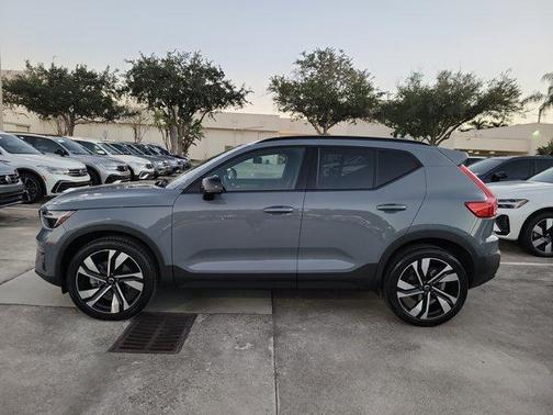 2023 Volvo XC40 B5 Plus Dark Theme