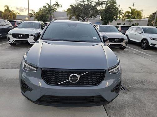 2023 Volvo XC40 B5 Plus Dark Theme