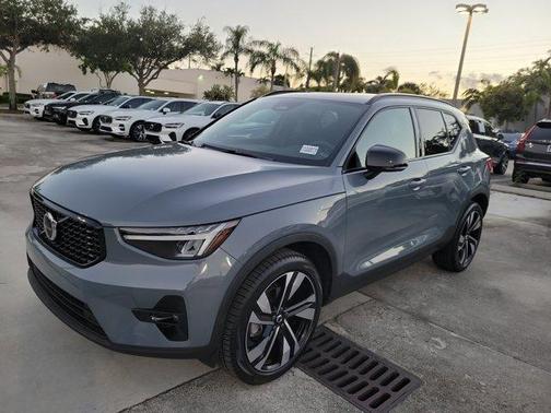 2023 Volvo XC40 B5 Plus Dark Theme