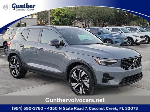 2023 Volvo XC40 B5 Plus Dark Theme
