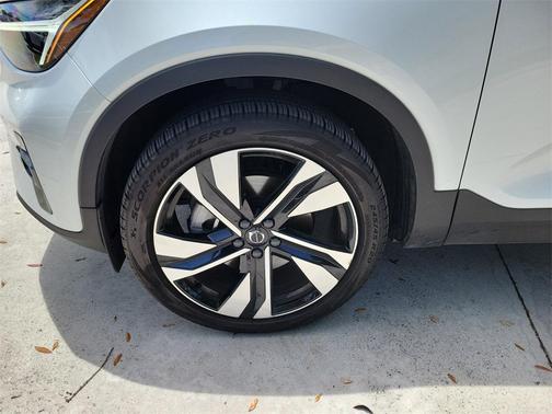 2023 Volvo XC40 B5 Plus Dark Theme