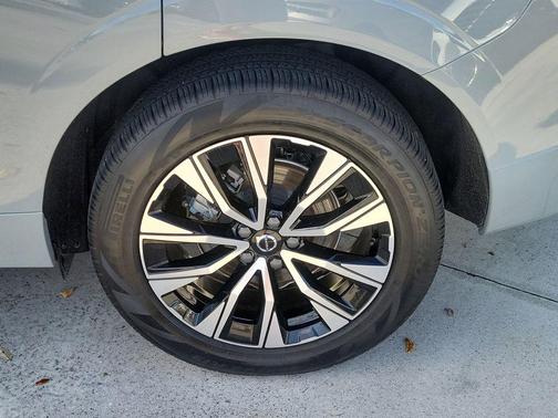 2024 Volvo XC60 B5 Plus Dark Theme