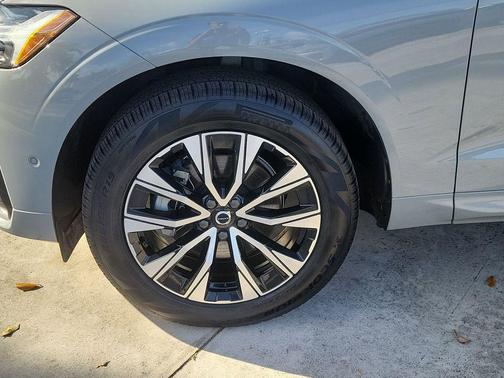 2024 Volvo XC60 B5 Plus Dark Theme