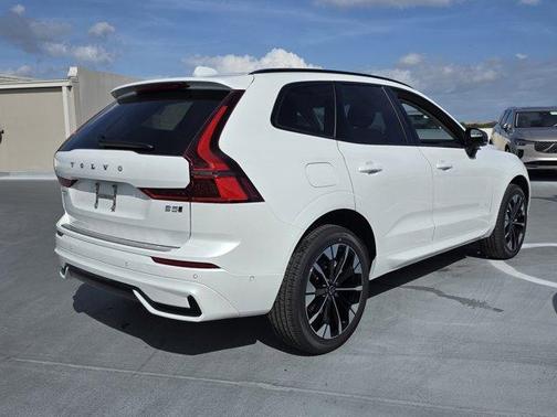 Crystal White Metallic 2026 Volvo XC60 B5 Plus