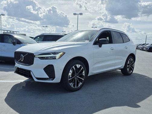 Crystal White Metallic 2026 Volvo XC60 B5 Plus