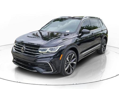 Deep Black Pearl Effect 2024 Volkswagen Tiguan 2.0T SEL R-Line