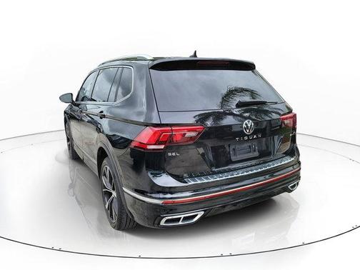 Deep Black Pearl Effect 2024 Volkswagen Tiguan 2.0T SEL R-Line