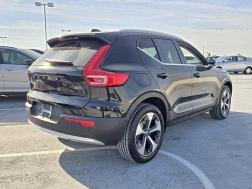 2025 Volvo XC40 B5 Core Bright Theme
