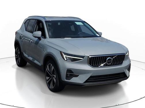 2025 Volvo XC40 B5 Plus Bright Theme