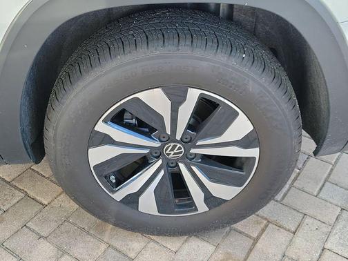 Opal White Pearl 2026 Volkswagen Atlas 2.0T SE