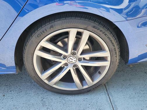 Reef Blue Metallic 2017 Volkswagen Passat 1.8T R-Line