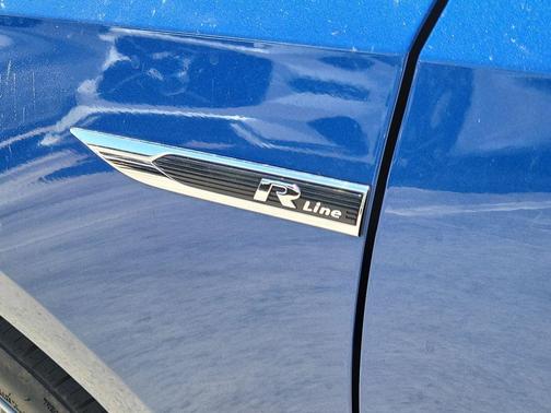 Reef Blue Metallic 2017 Volkswagen Passat 1.8T R-Line