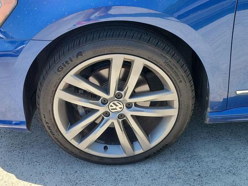 Reef Blue Metallic 2017 Volkswagen Passat 1.8T R-Line