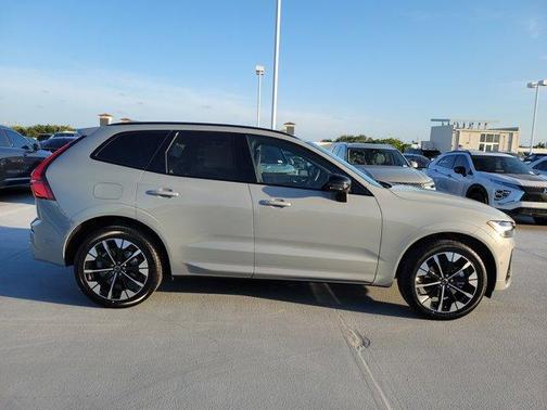 2026 Volvo XC60 PLUS