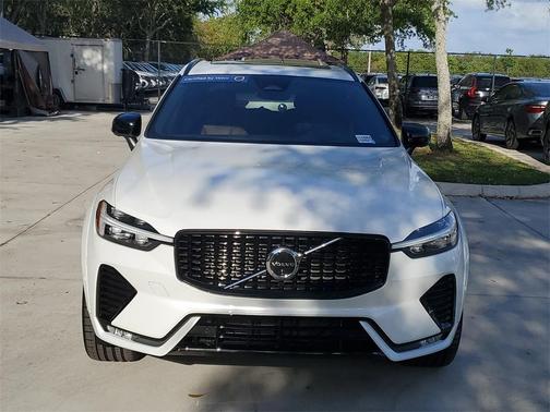 2024 Volvo XC60 B5 Ultimate Dark Theme