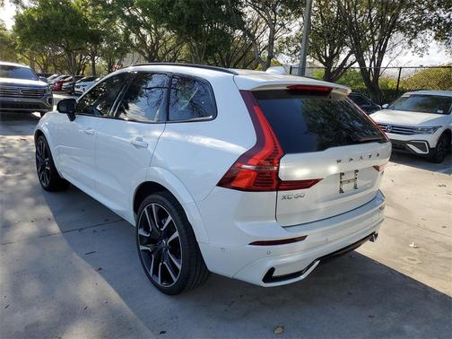 2024 Volvo XC60 B5 Ultimate Dark Theme