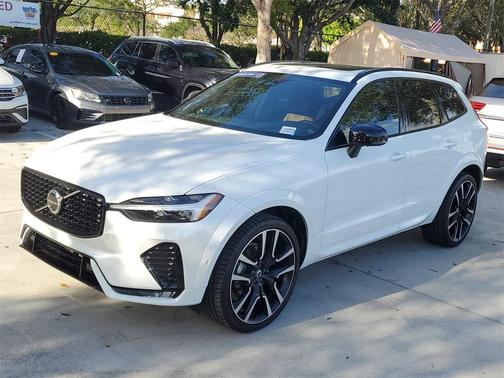 2024 Volvo XC60 B5 Ultimate Dark Theme
