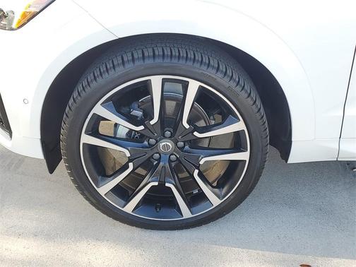 2024 Volvo XC60 B5 Ultimate Dark Theme