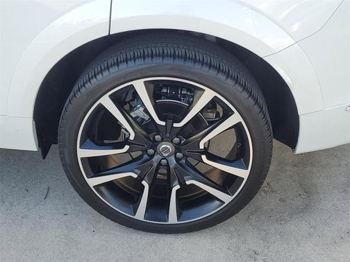 2024 Volvo XC60 B5 Ultimate Dark Theme