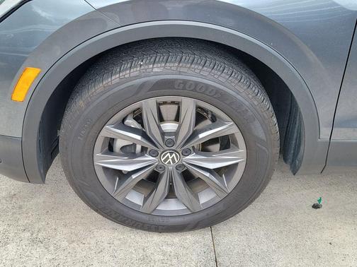 Platinum Gray Metallic 2024 Volkswagen Tiguan 2.0T SE