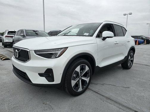 2025 Volvo XC40 B5 Plus Bright Theme
