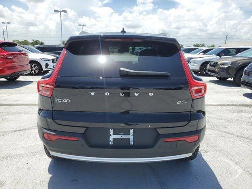 2025 Volvo XC40 B5 Core Bright Theme