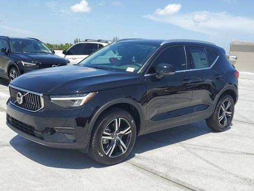 2025 Volvo XC40 B5 Core Bright Theme