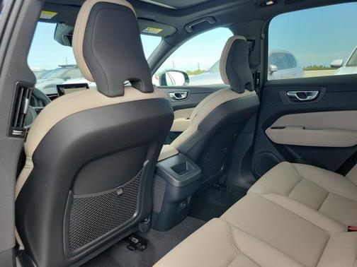 Onyx Black Metallic 2026 Volvo XC60 B5 Plus
