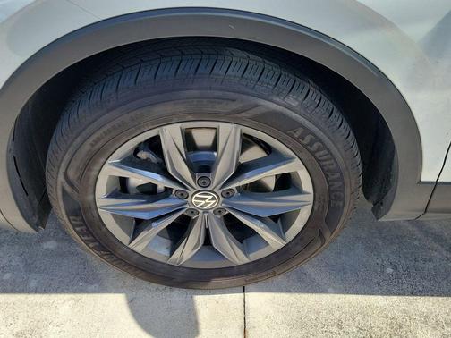 Opal White Pearl Effect 2023 Volkswagen Tiguan 2.0T SE