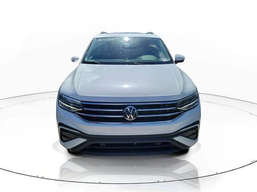 Opal White Pearl Effect 2023 Volkswagen Tiguan 2.0T SE