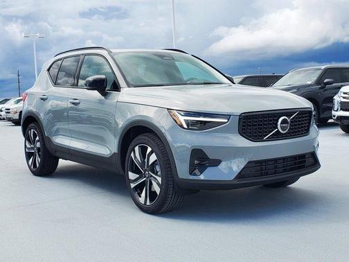 2026 Volvo XC40 B4 Plus