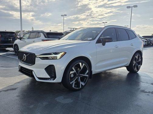 Crystal White Metallic 2026 Volvo XC60 B5 Ultra
