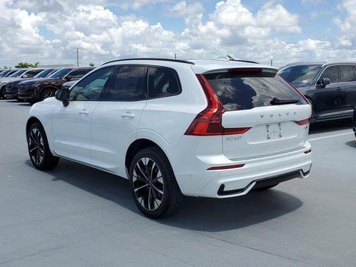 2026 Volvo XC60 PLUS