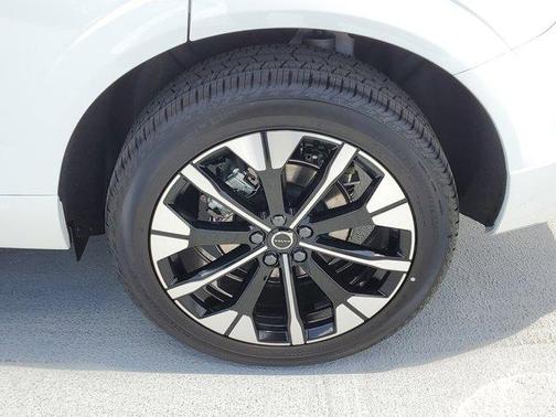 2026 Volvo XC60 PLUS