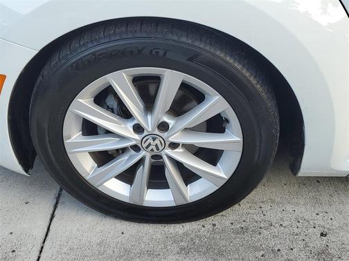 2018 Volkswagen Beetle 2.0T SE