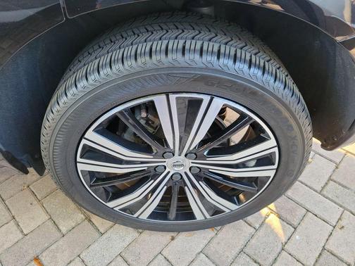 Onyx Black Metallic 2023 Volvo XC60 B5 Plus Bright Theme